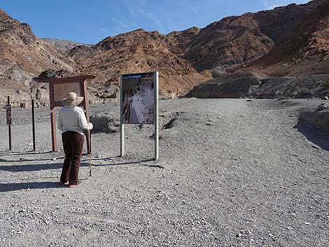 Mosaic Canyon Road